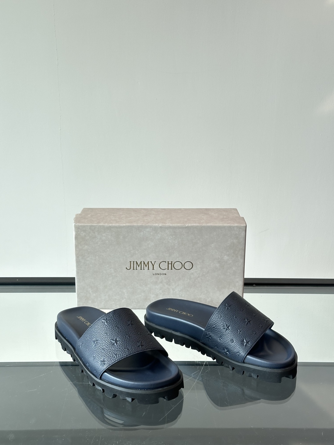 JIMMY CHOO新款🆕高端男士拖鞋🩴，高端精品，原版牛皮材质，精细做工，鞋底超软，休闲宽松舒适型，夏