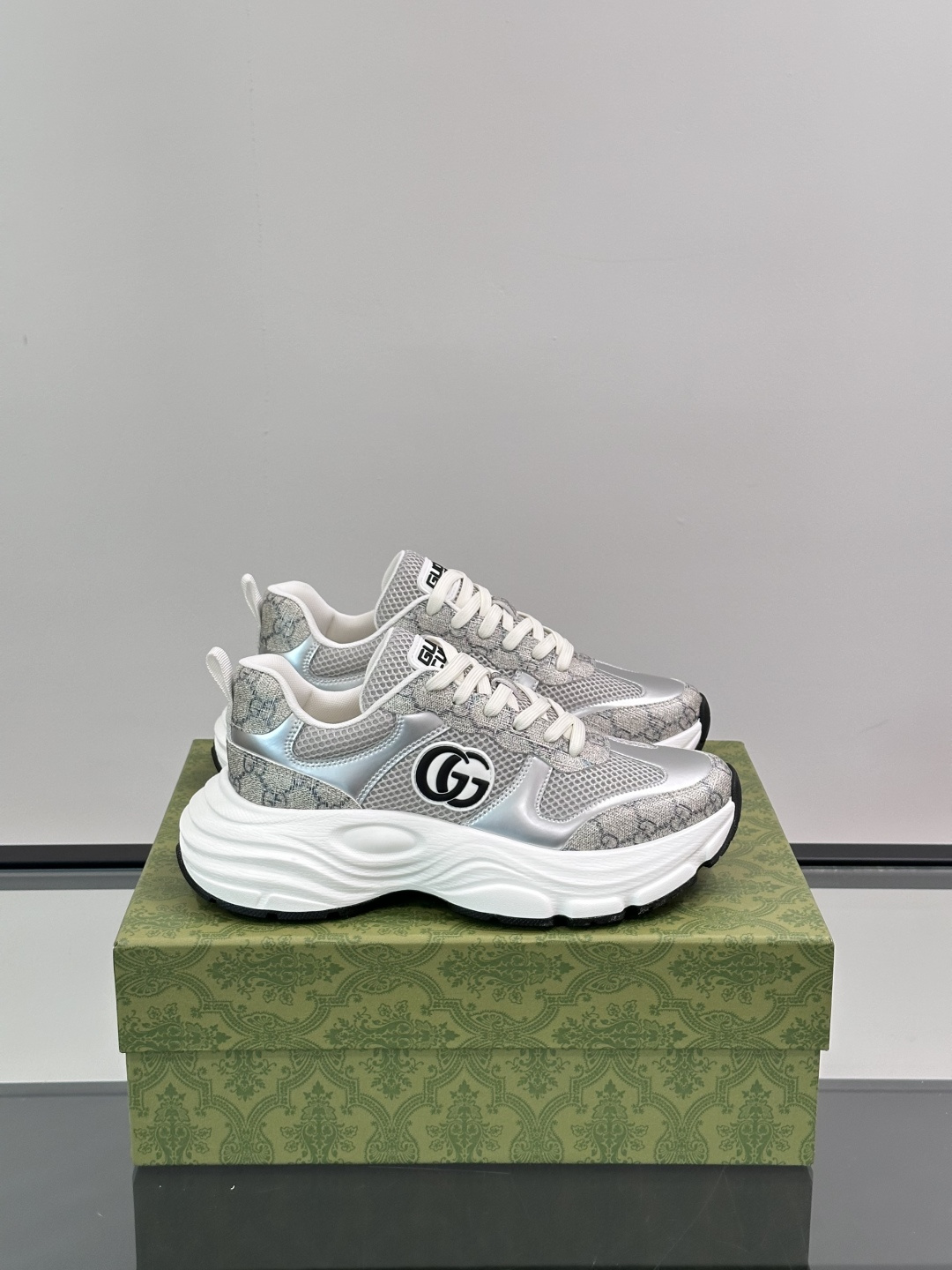 NO:278146,G family men's GG sneakers are made of imported cowhide mesh, simple and comfortable version, top layer of cowhide, shoe tongue decoration brand logo, fine details, top layer of water dyed cowhide inner create a comfortable foot feeling!  .Size38-44 (45 custom made), gucci,sneakers,cowhide19860909G家男士GG运动鞋,选用进口牛皮拼网面打造,简约舒适版,内里头层牛皮,鞋舌装饰品牌logo,细节精细,头层水染牛皮内里打造舒适脚感！ .Size38-44（45定做）,,gucci,sneakers,cowhide,Men's shoes