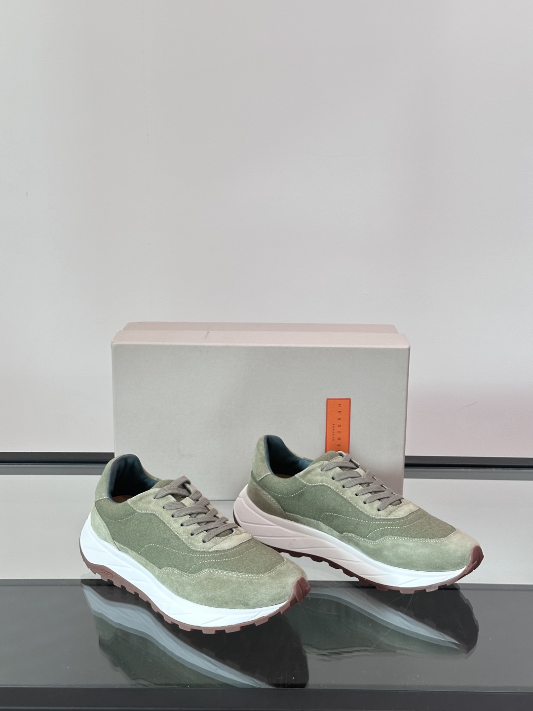 Henderson意大利品牌休闲运动鞋👟，Henderson的鞋履不仅舒适，还超级百搭。无论是职场、约会