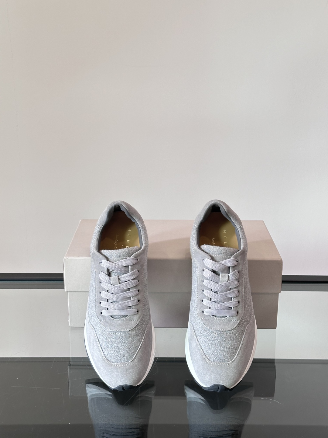 Henderson意大利品牌休闲运动鞋👟，Henderson的鞋履不仅舒适，还超级百搭。无论是职场、约会