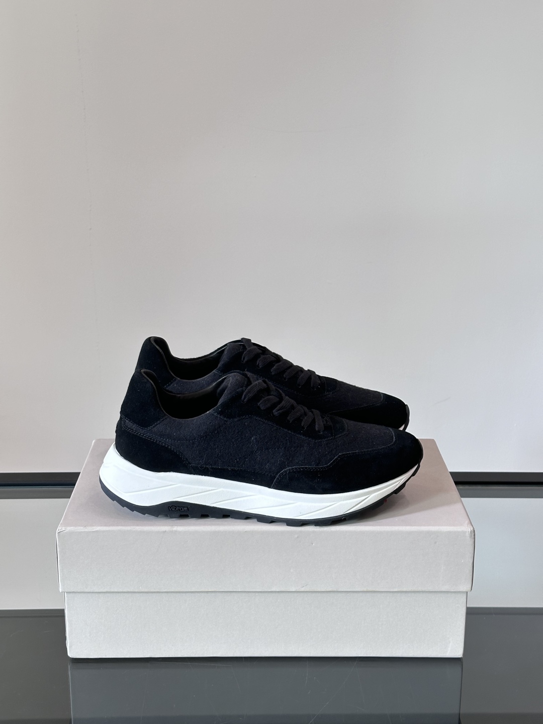 Henderson意大利品牌休闲运动鞋👟，Henderson的鞋履不仅舒适，还超级百搭。无论是职场、约会