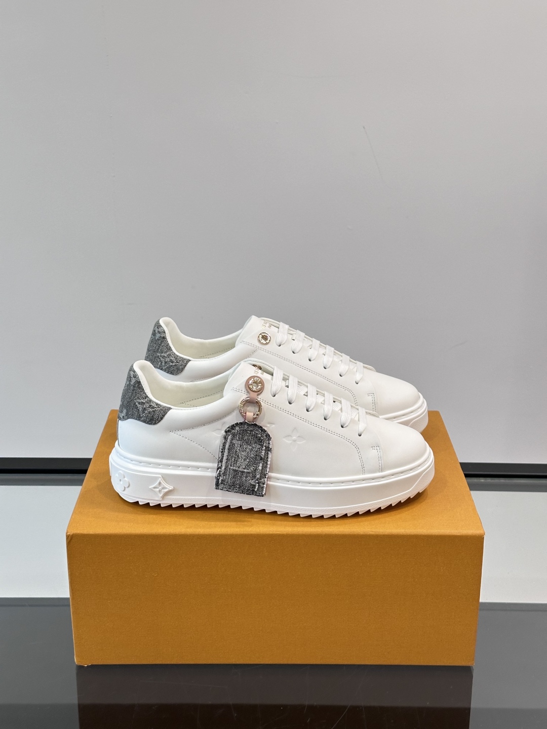 Louis Vuitton 新款Time Out情侣款👫运动鞋👟本款 Time Out 运动鞋拼接牛皮革