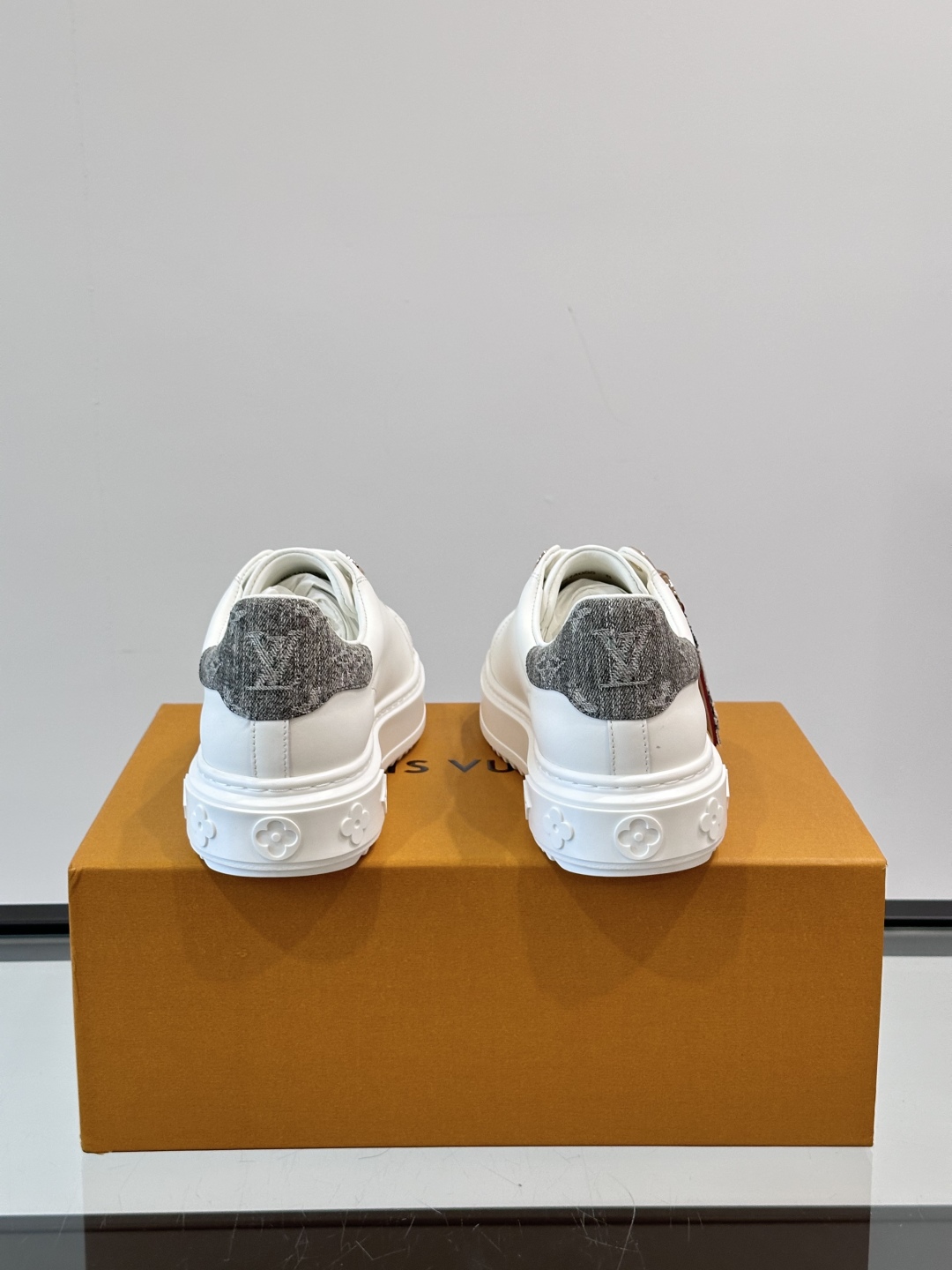 Louis Vuitton 新款Time Out情侣款👫运动鞋👟本款 Time Out 运动鞋拼接牛皮革