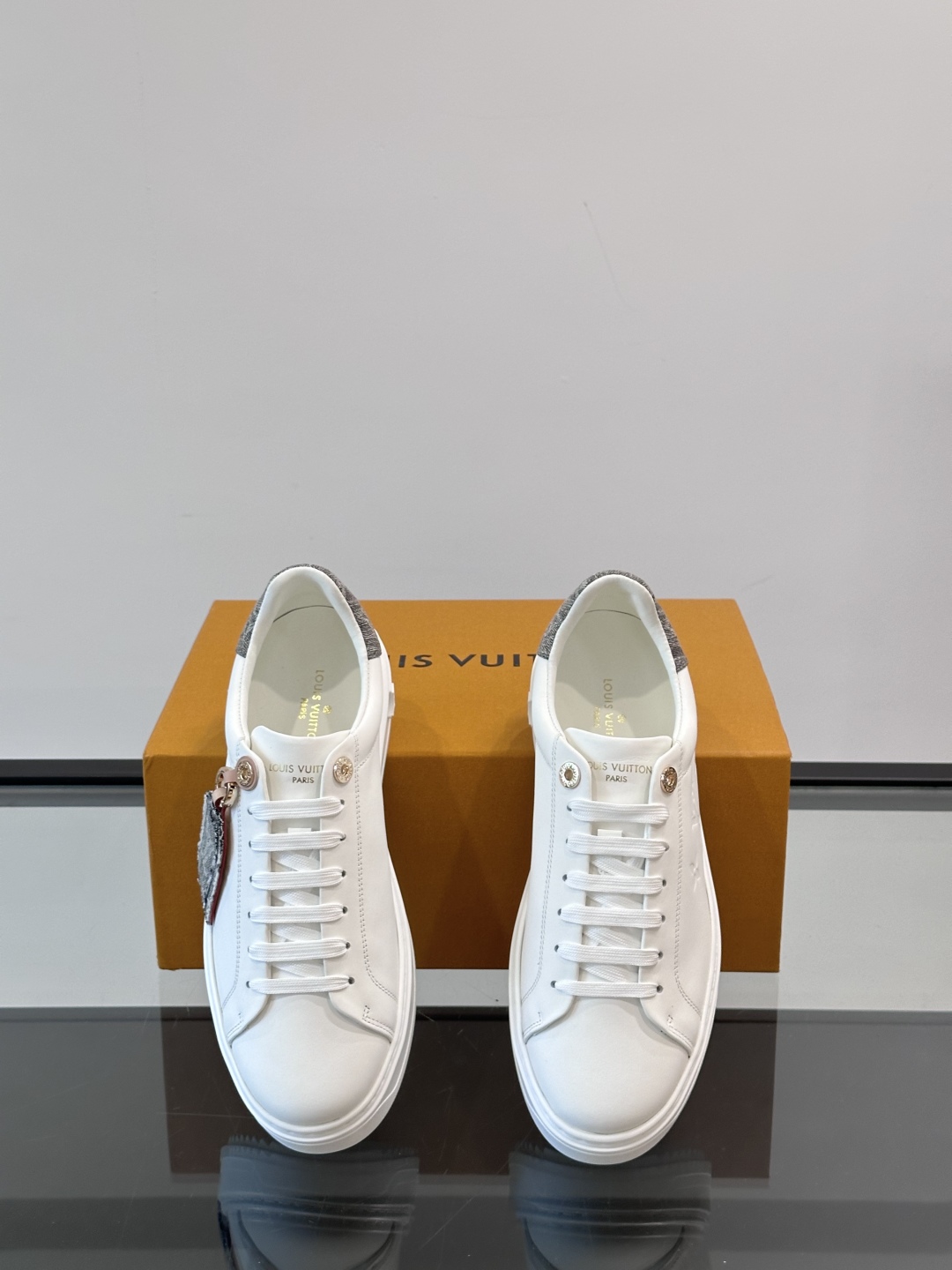 Louis Vuitton 新款Time Out情侣款👫运动鞋👟本款 Time Out 运动鞋拼接牛皮革
