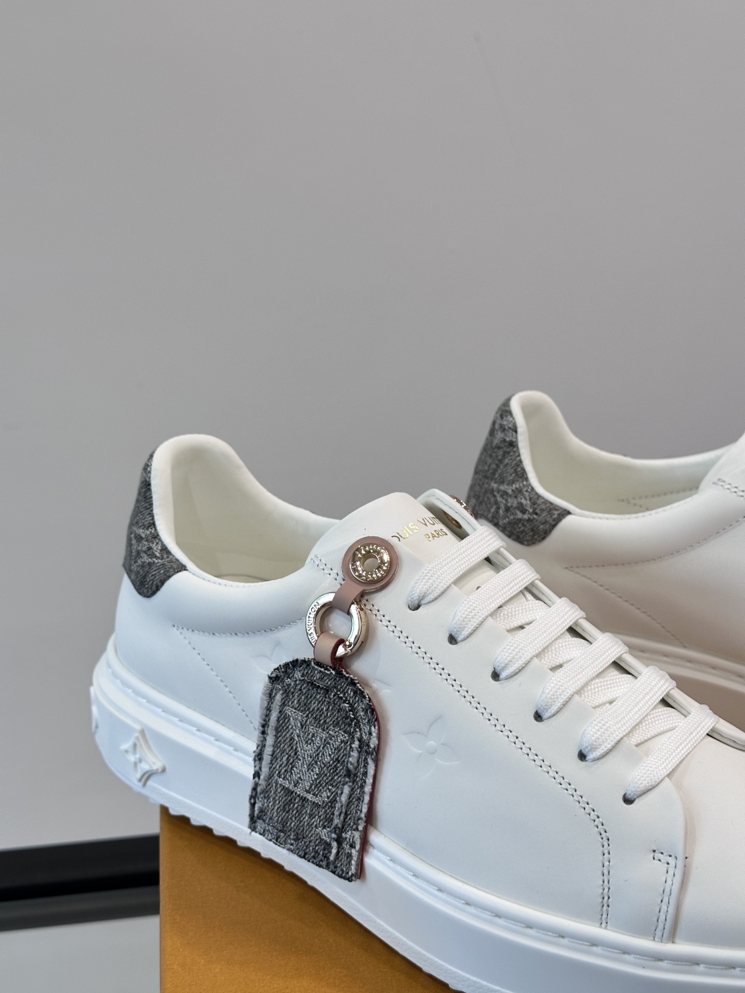 Louis Vuitton 新款Time Out情侣款👫运动鞋👟本款 Time Out 运动鞋拼接牛皮革