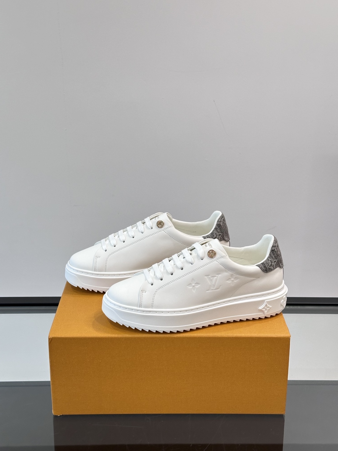 Louis Vuitton 新款Time Out情侣款👫运动鞋👟本款 Time Out 运动鞋拼接牛皮革