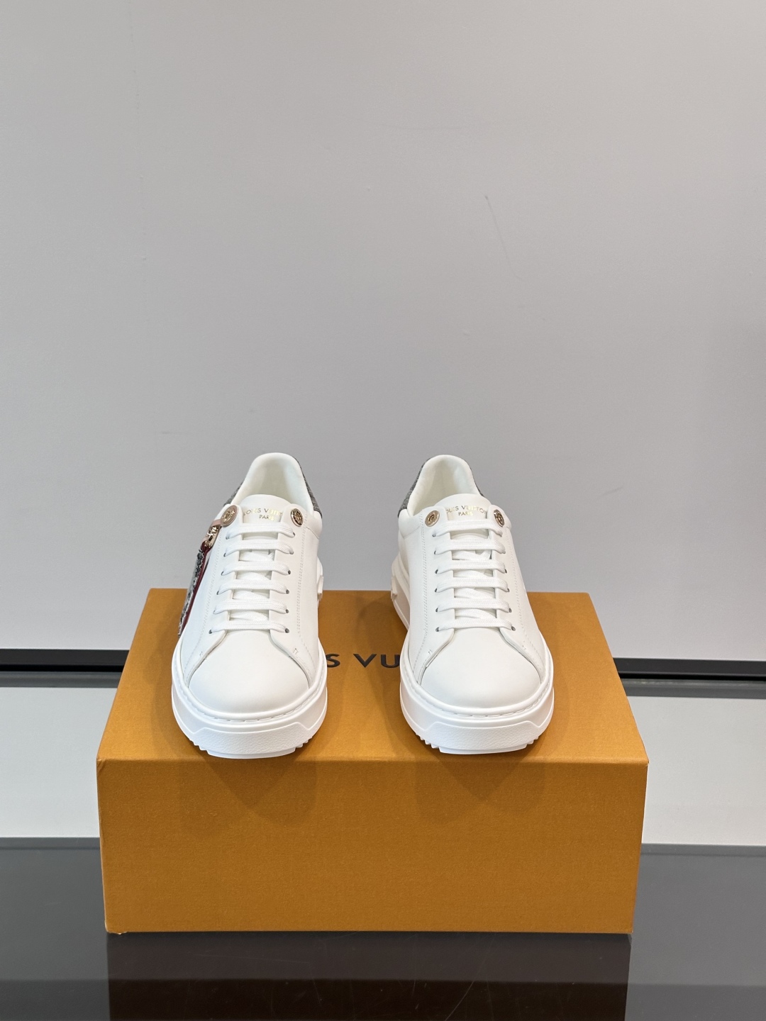 Louis Vuitton 新款Time Out情侣款👫运动鞋👟本款 Time Out 运动鞋拼接牛皮革