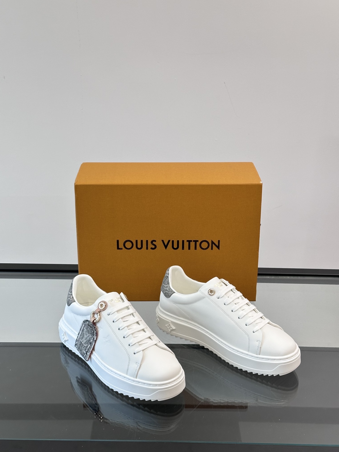 Louis Vuitton 新款Time Out情侣款👫运动鞋👟本款 Time Out 运动鞋拼接牛皮革