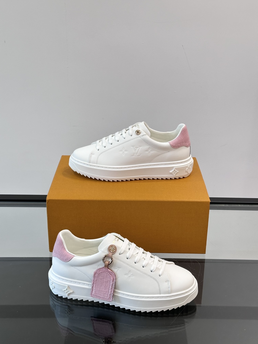 Louis Vuitton 新款Time Out情侣款👫运动鞋👟本款 Time Out 运动鞋拼接牛皮革