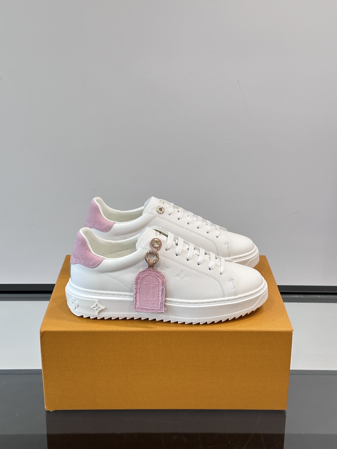 Louis Vuitton 新款Time Out情侣款👫运动鞋👟本款 Time Out 运动鞋拼接牛皮革
