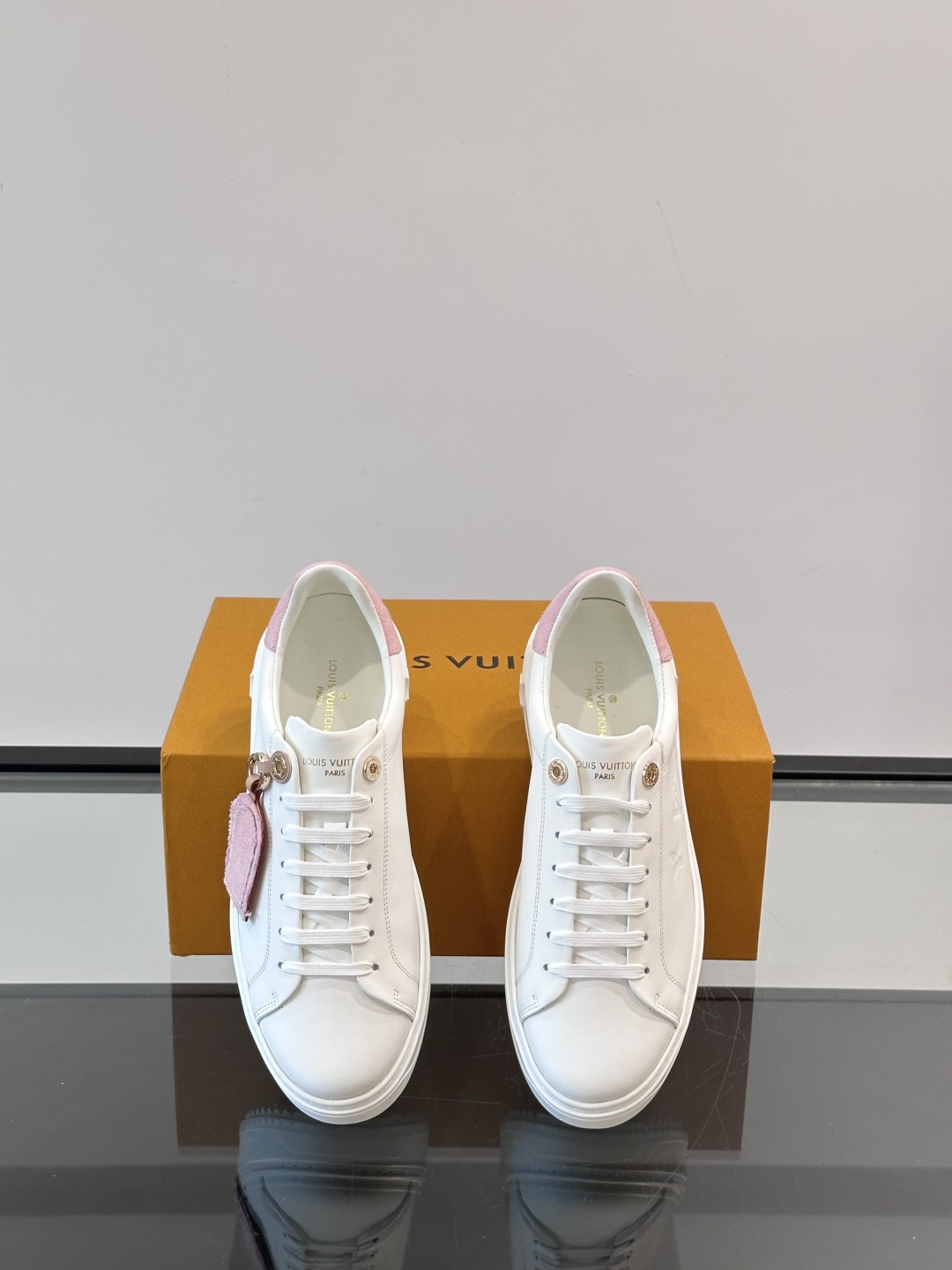 Louis Vuitton 新款Time Out情侣款👫运动鞋👟本款 Time Out 运动鞋拼接牛皮革