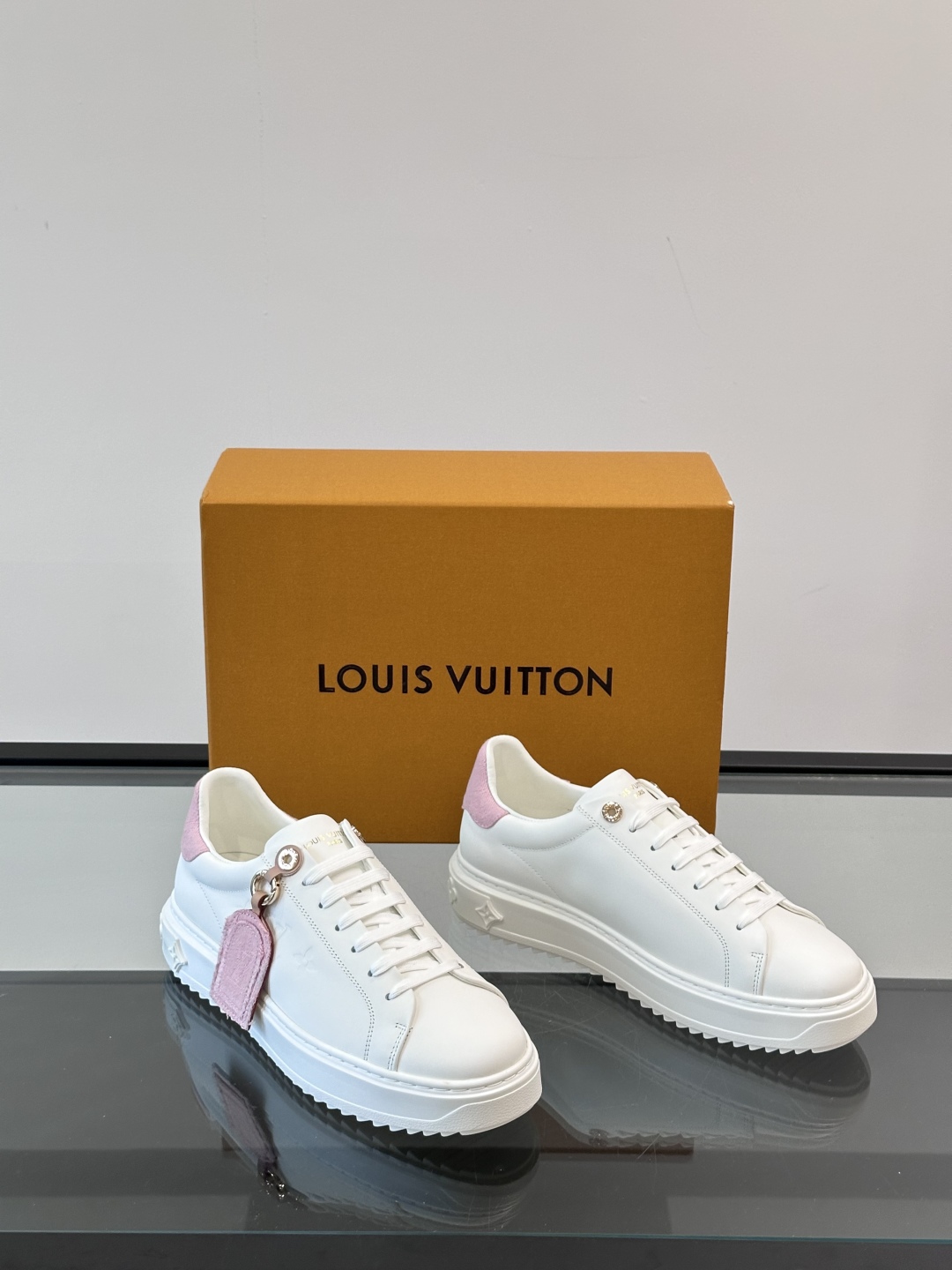 Louis Vuitton 新款Time Out情侣款👫运动鞋👟本款 Time Out 运动鞋拼接牛皮革