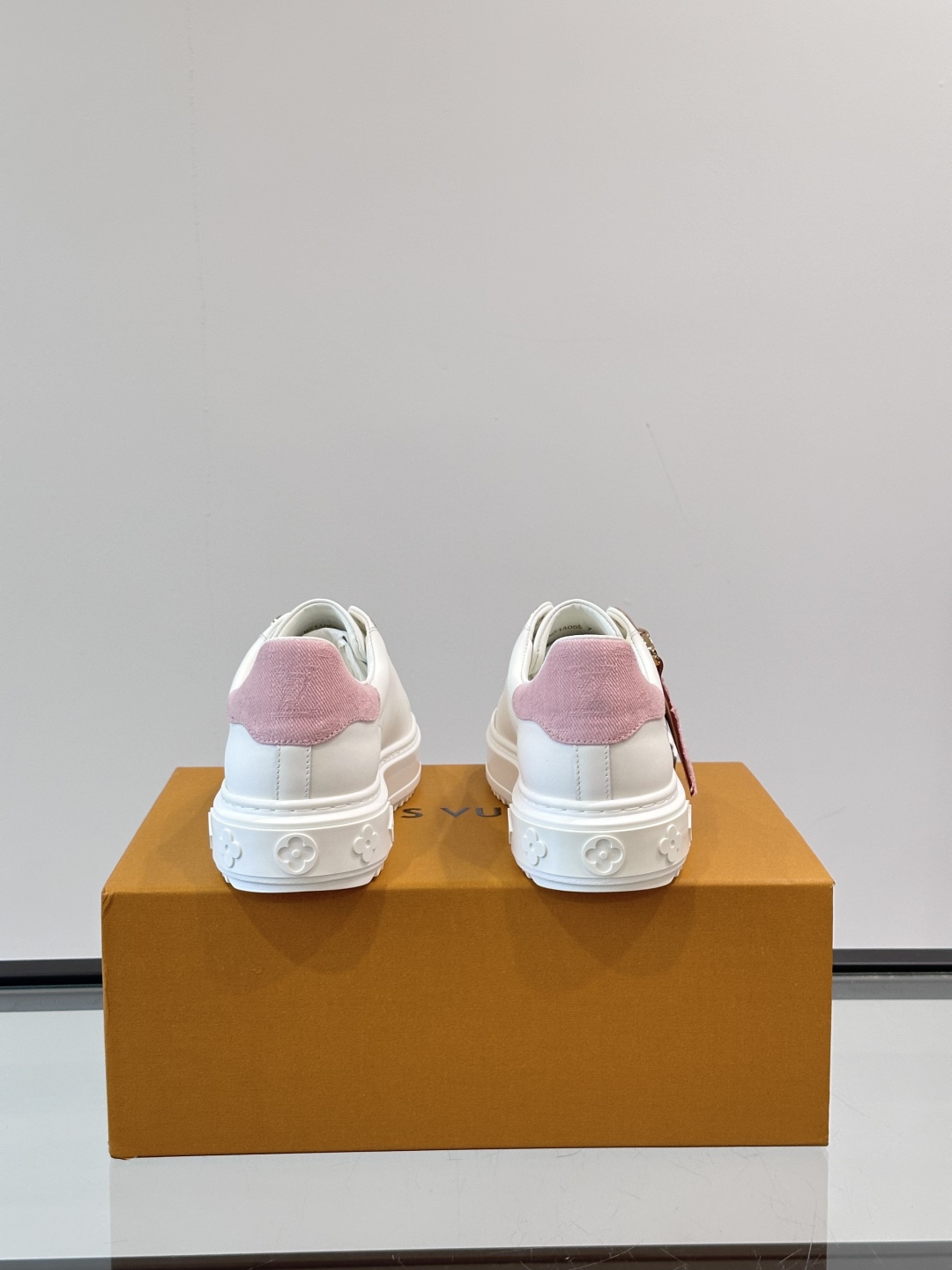 Louis Vuitton 新款Time Out情侣款👫运动鞋👟本款 Time Out 运动鞋拼接牛皮革