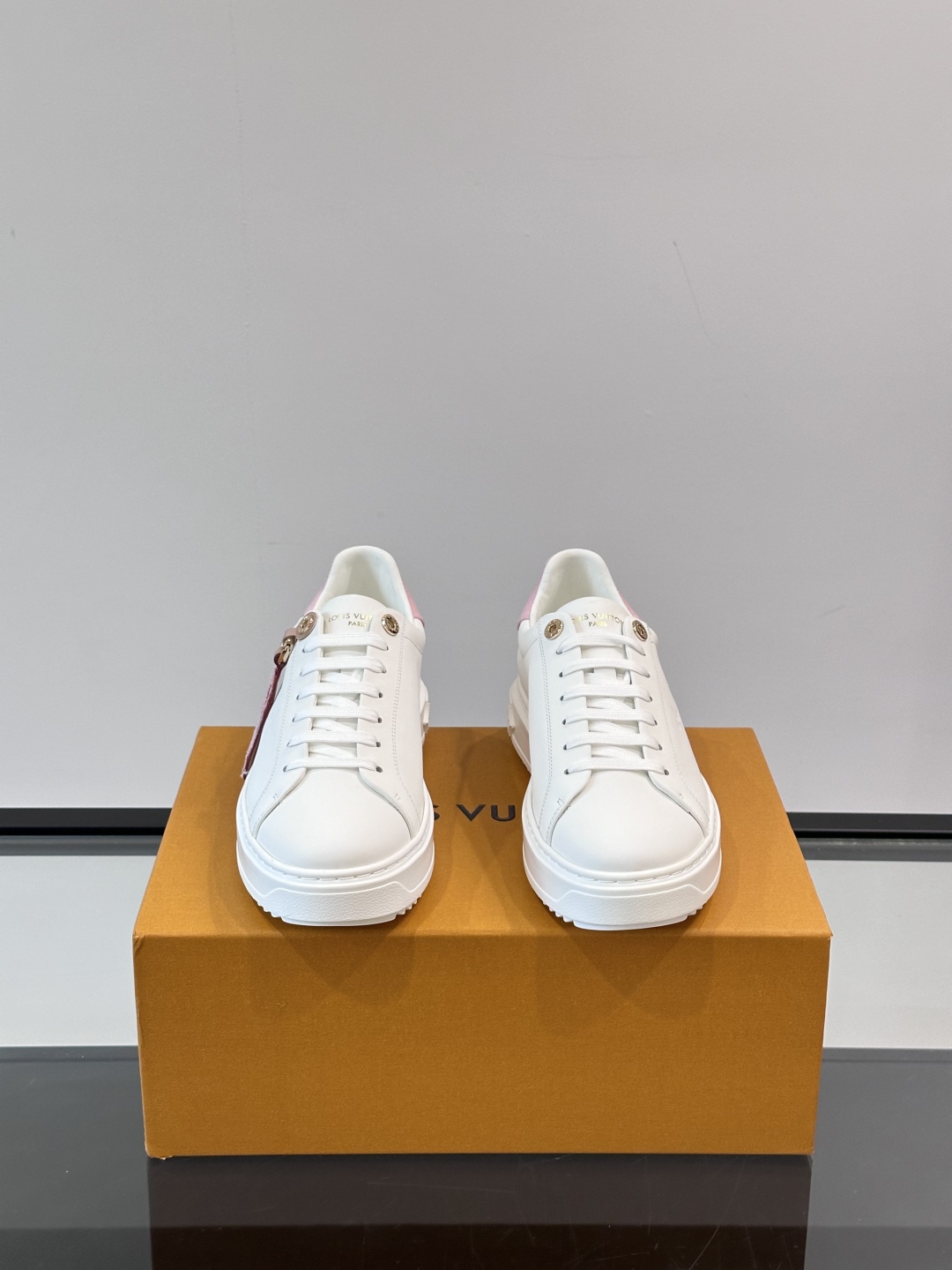 Louis Vuitton 新款Time Out情侣款👫运动鞋👟本款 Time Out 运动鞋拼接牛皮革