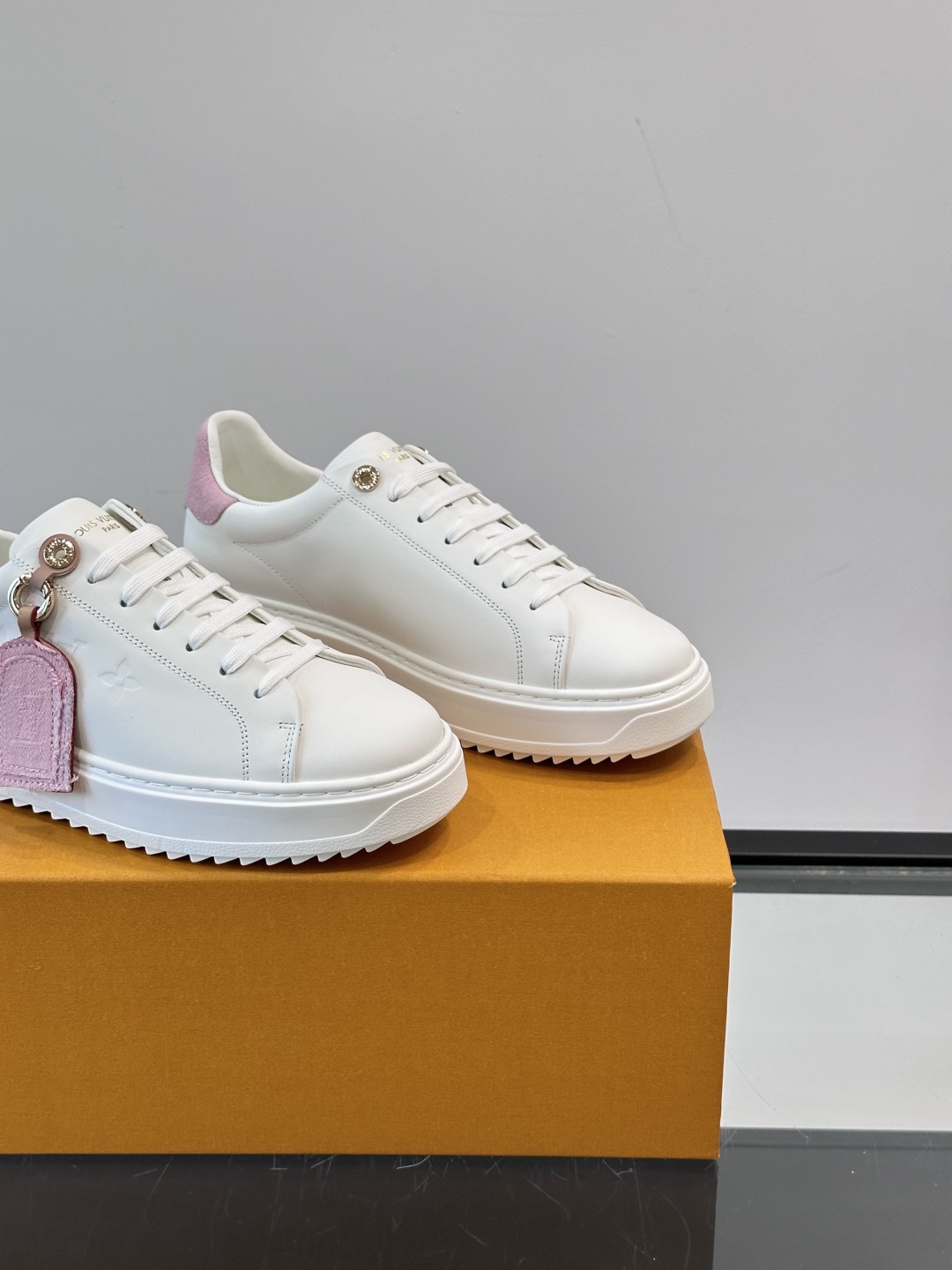 Louis Vuitton 新款Time Out情侣款👫运动鞋👟本款 Time Out 运动鞋拼接牛皮革