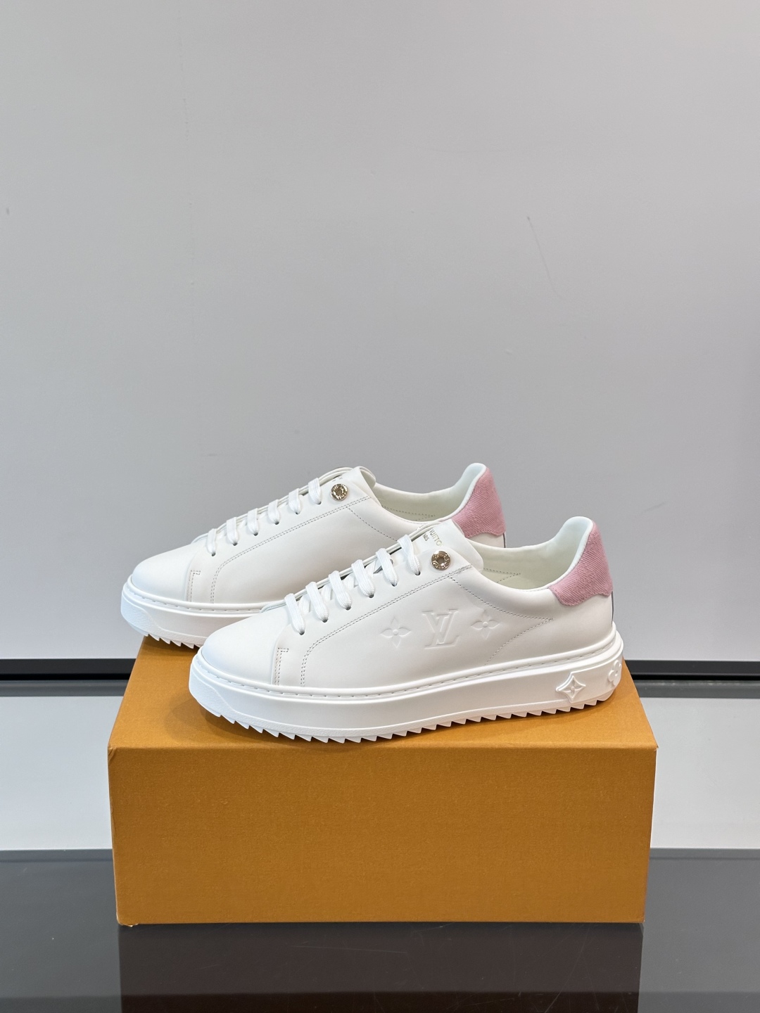 Louis Vuitton 新款Time Out情侣款👫运动鞋👟本款 Time Out 运动鞋拼接牛皮革