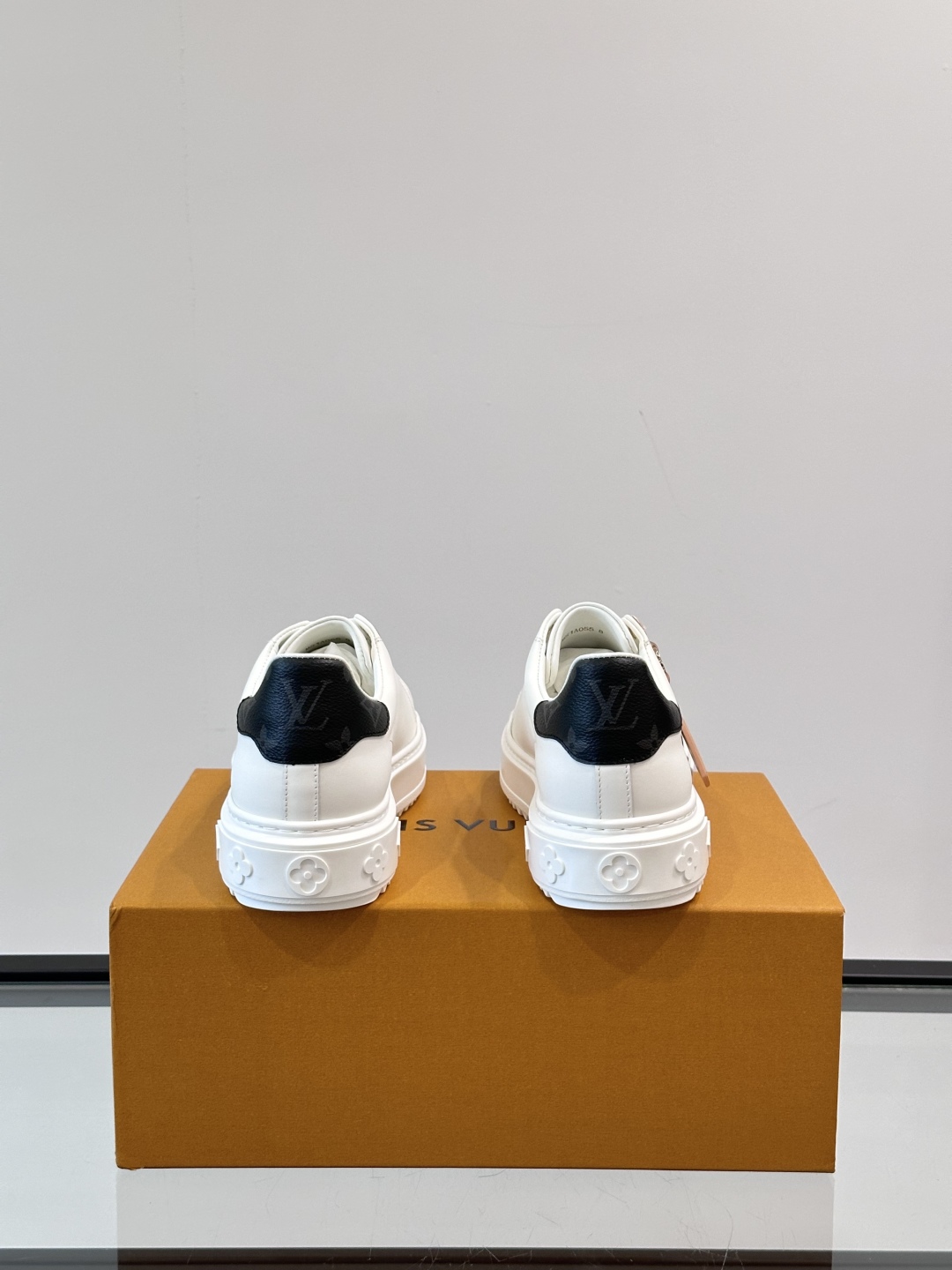 Louis Vuitton 新款Time Out情侣款👫运动鞋👟本款 Time Out 运动鞋拼接牛皮革