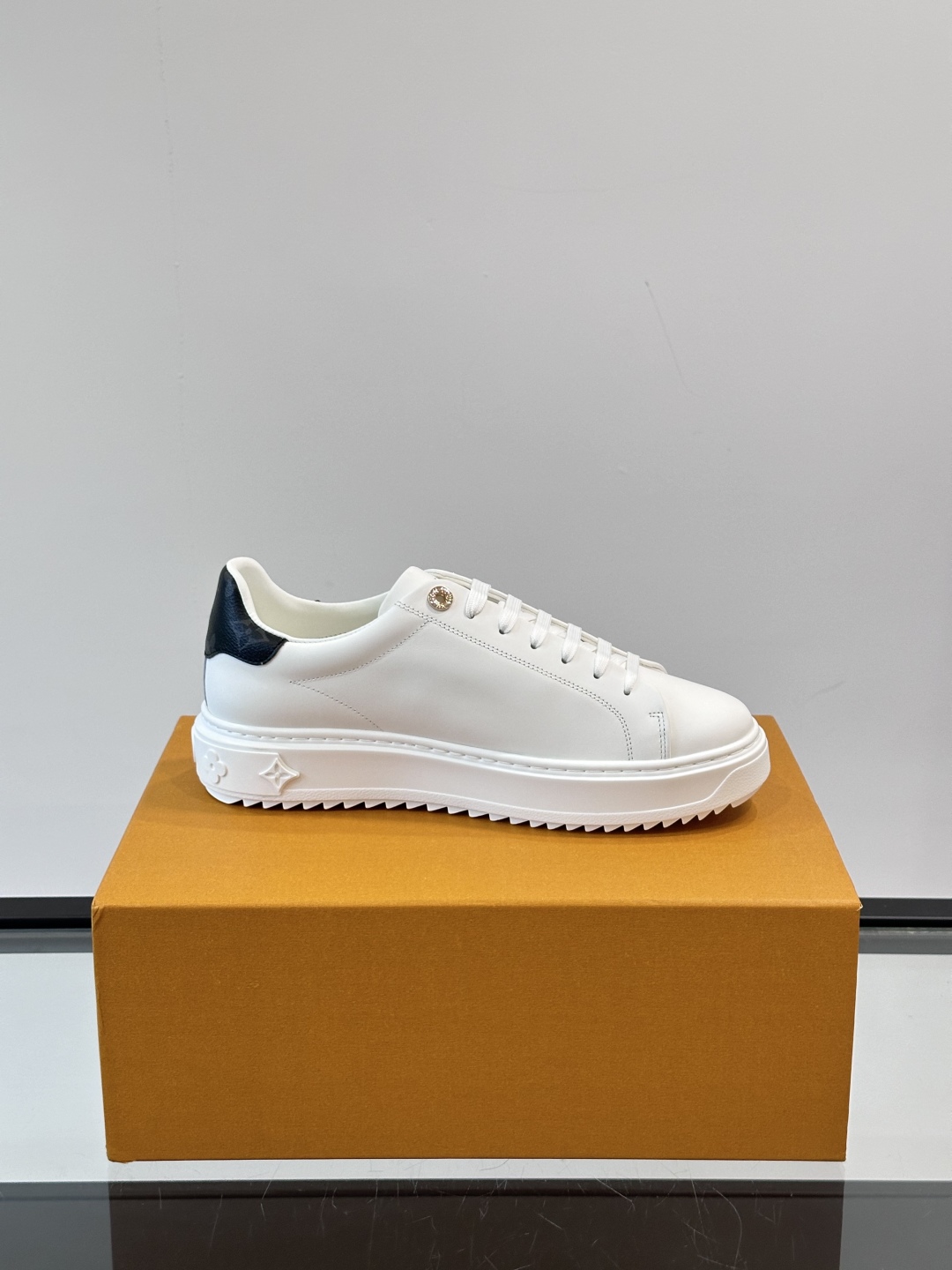 Louis Vuitton 新款Time Out情侣款👫运动鞋👟本款 Time Out 运动鞋拼接牛皮革