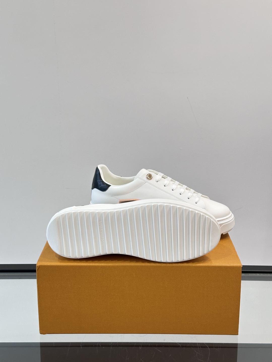 Louis Vuitton 新款Time Out情侣款👫运动鞋👟本款 Time Out 运动鞋拼接牛皮革