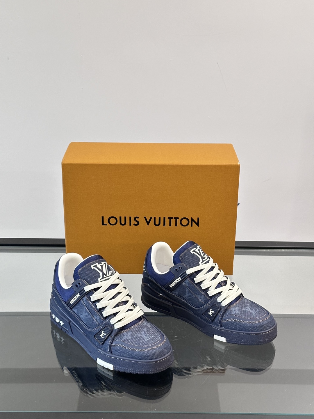 驴家 新配色 trainer运动鞋，本款 LV Trainer 运动鞋取材于进口牛仔面料，呈现纯净色调，
