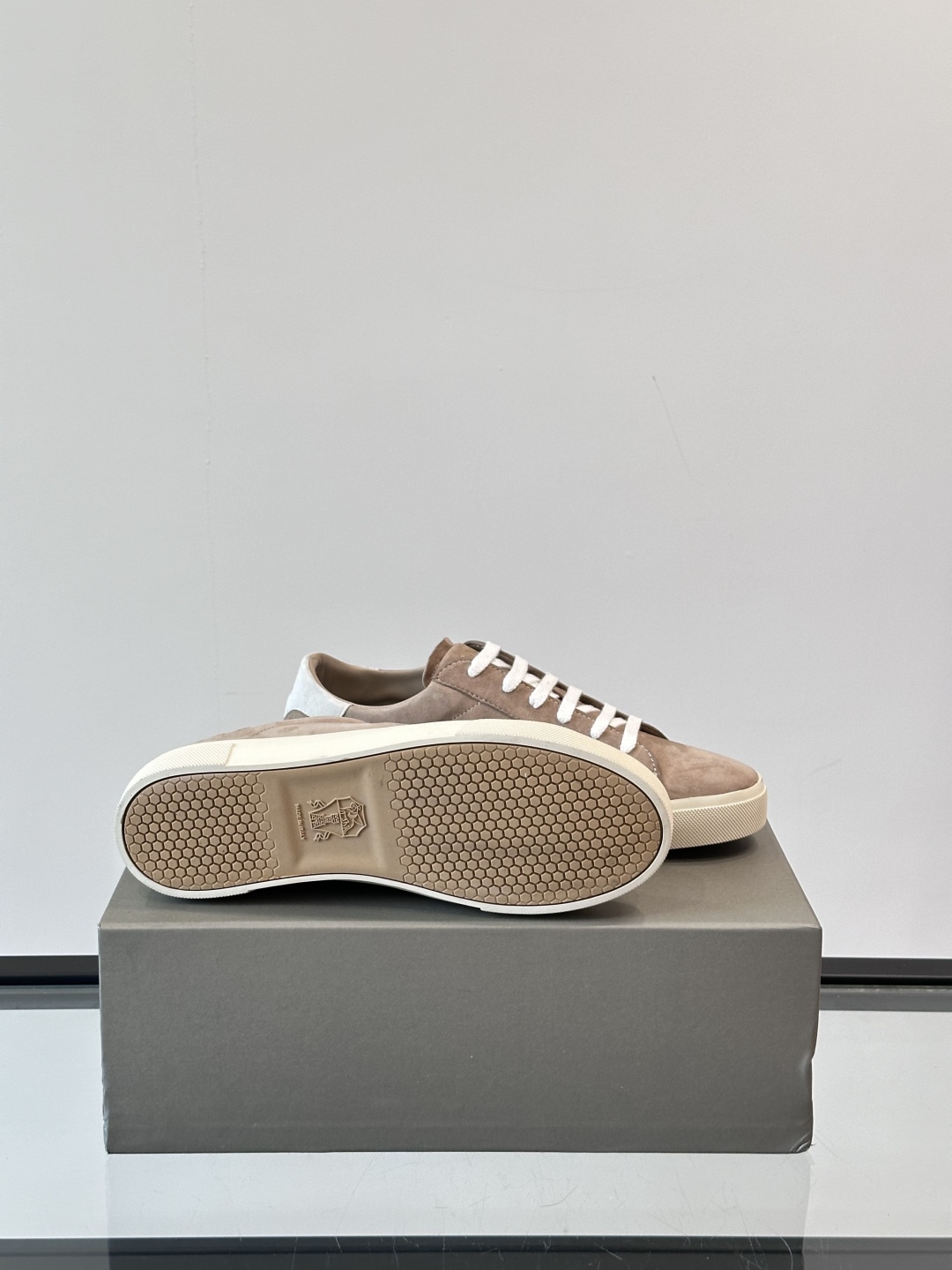 Brunello Cucinelli 老钱风意大利顶奢休闲男鞋，面料采用意大利进口反绒牛皮，立体感和亲肤
