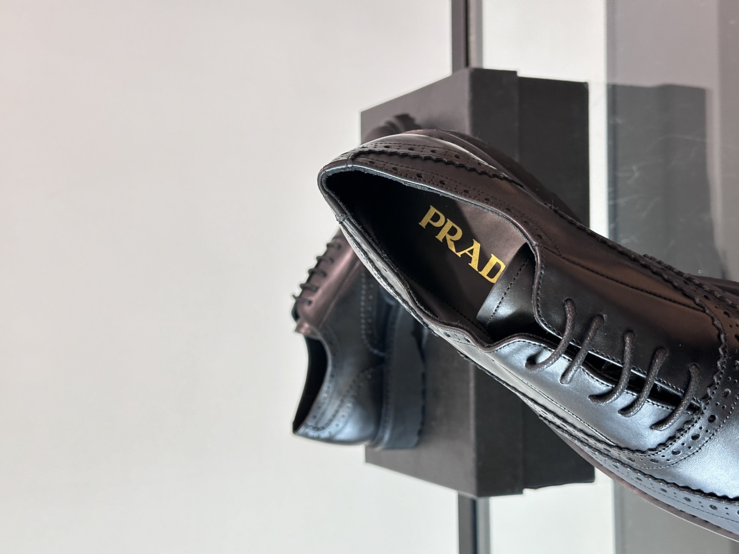  Prad*家新款🆕 男士系带休闲皮鞋✔️选用进口头层黑色小牛皮材质，质感满满，挺括和圆形鞋头设计, 原