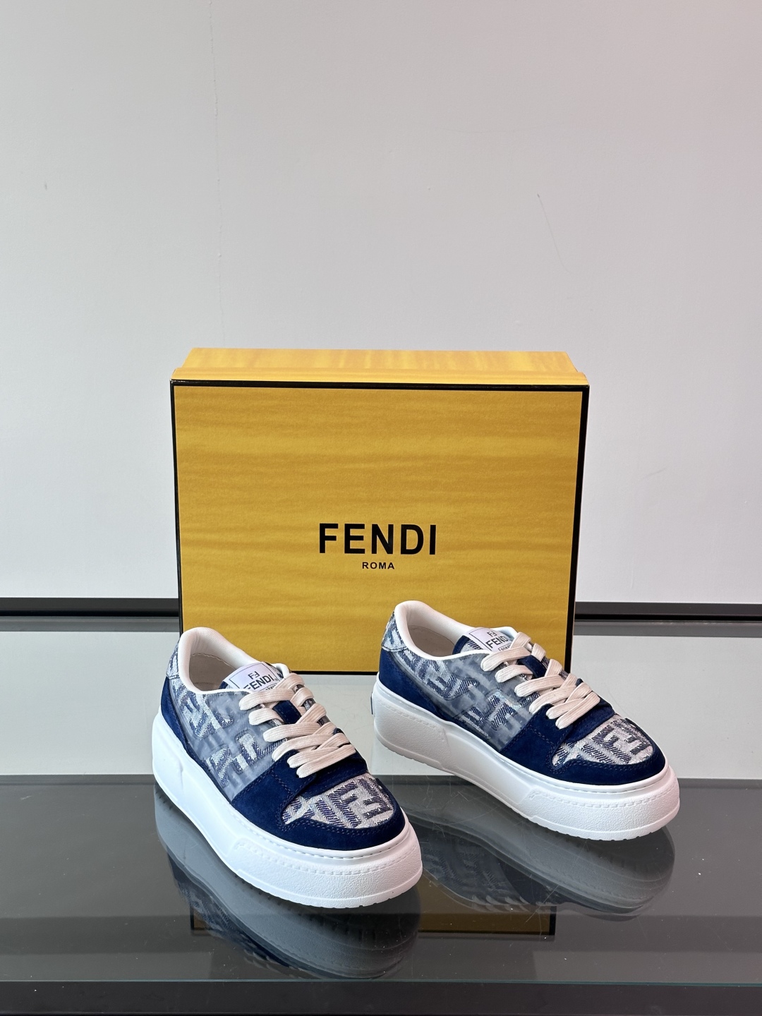 FEND*芬迪2025春夏新品系列。本鞋进口头层牛皮➕水洗牛仔鞋面。头层水染🐂羊皮内里鞋垫logo清晰可
