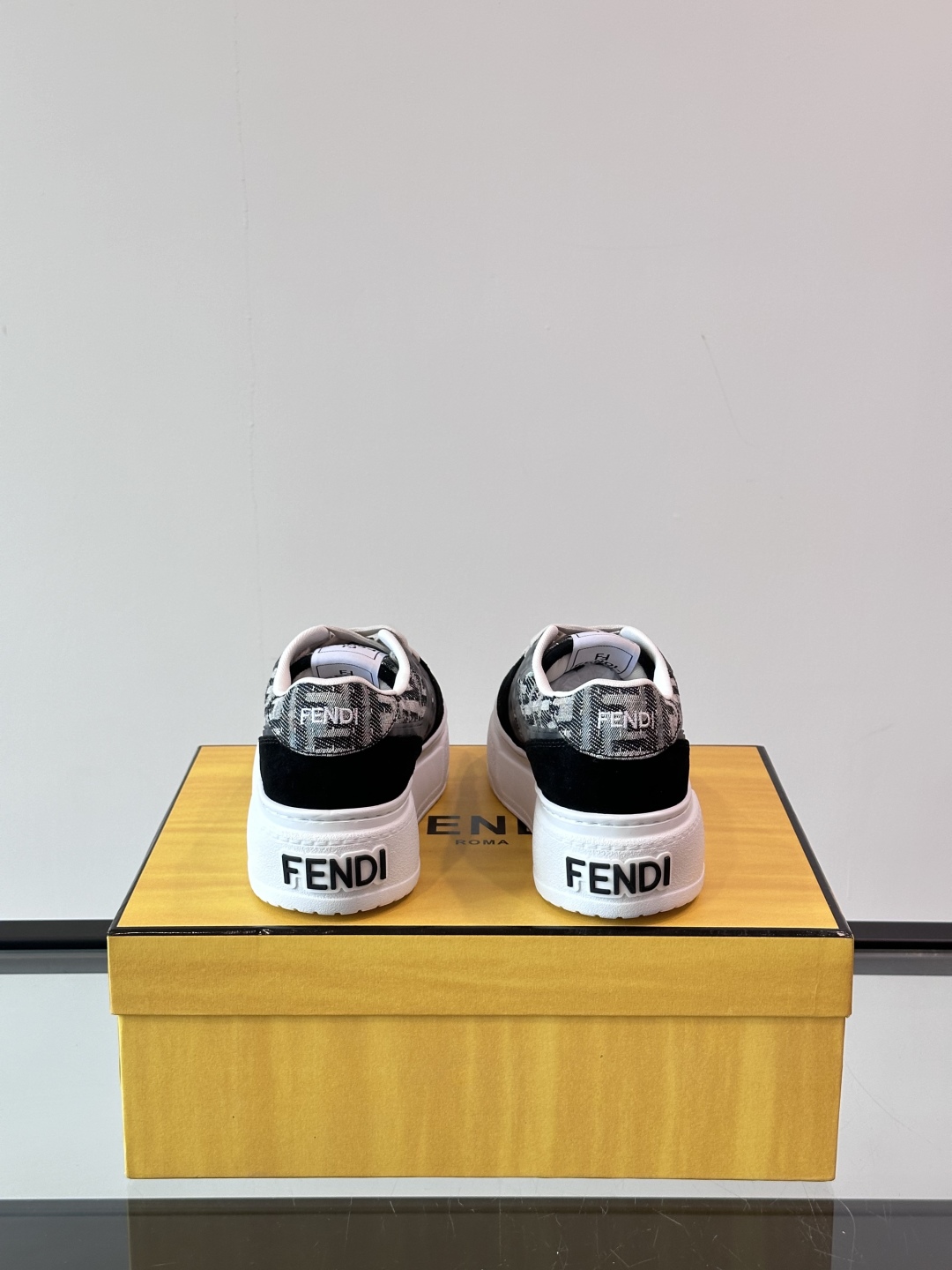 FEND*芬迪2025春夏新品系列。本鞋进口头层牛皮➕水洗牛仔鞋面。头层水染🐂羊皮内里鞋垫logo清晰可