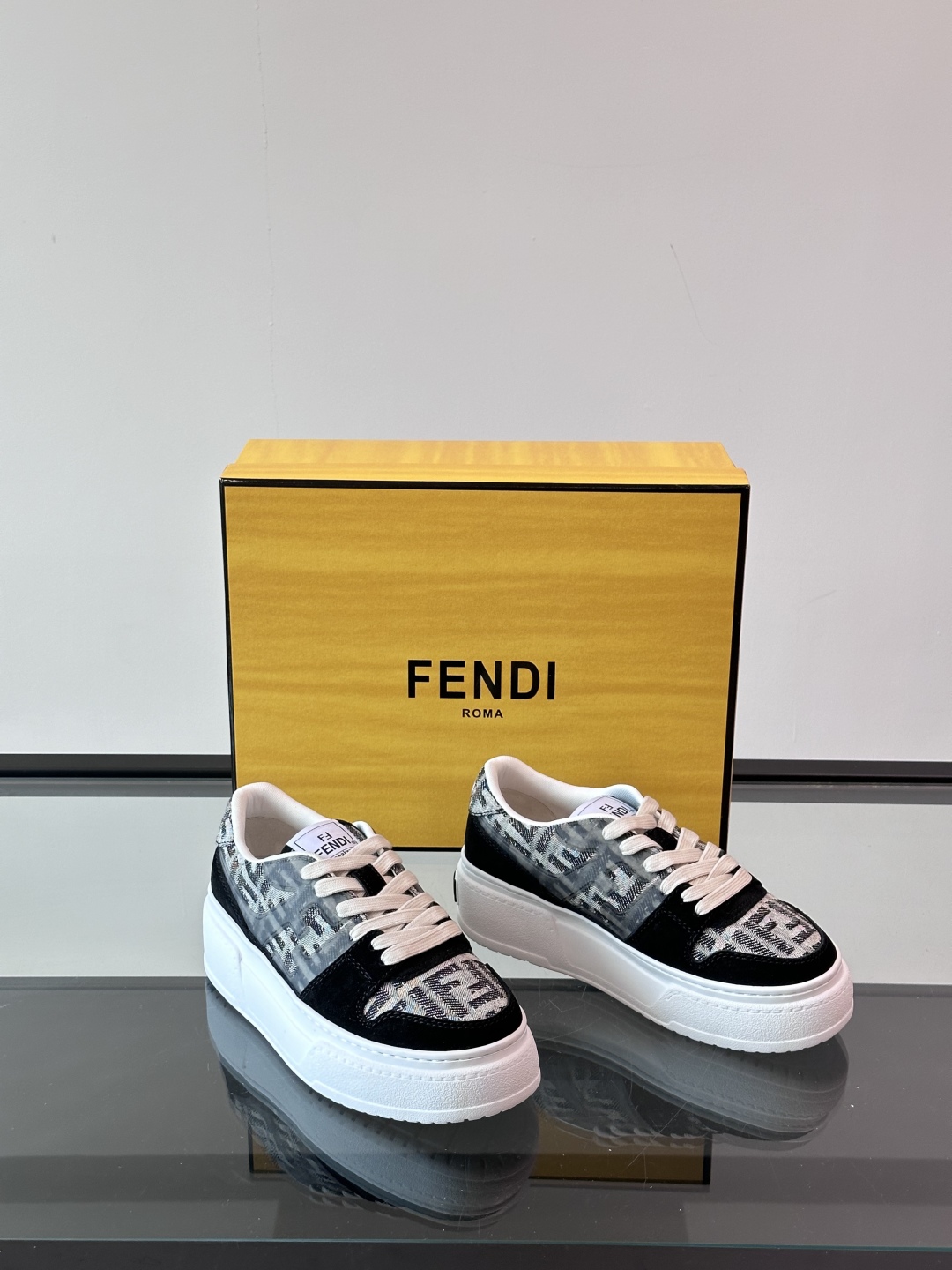 FEND*芬迪2025春夏新品系列。本鞋进口头层牛皮➕水洗牛仔鞋面。头层水染🐂羊皮内里鞋垫logo清晰可