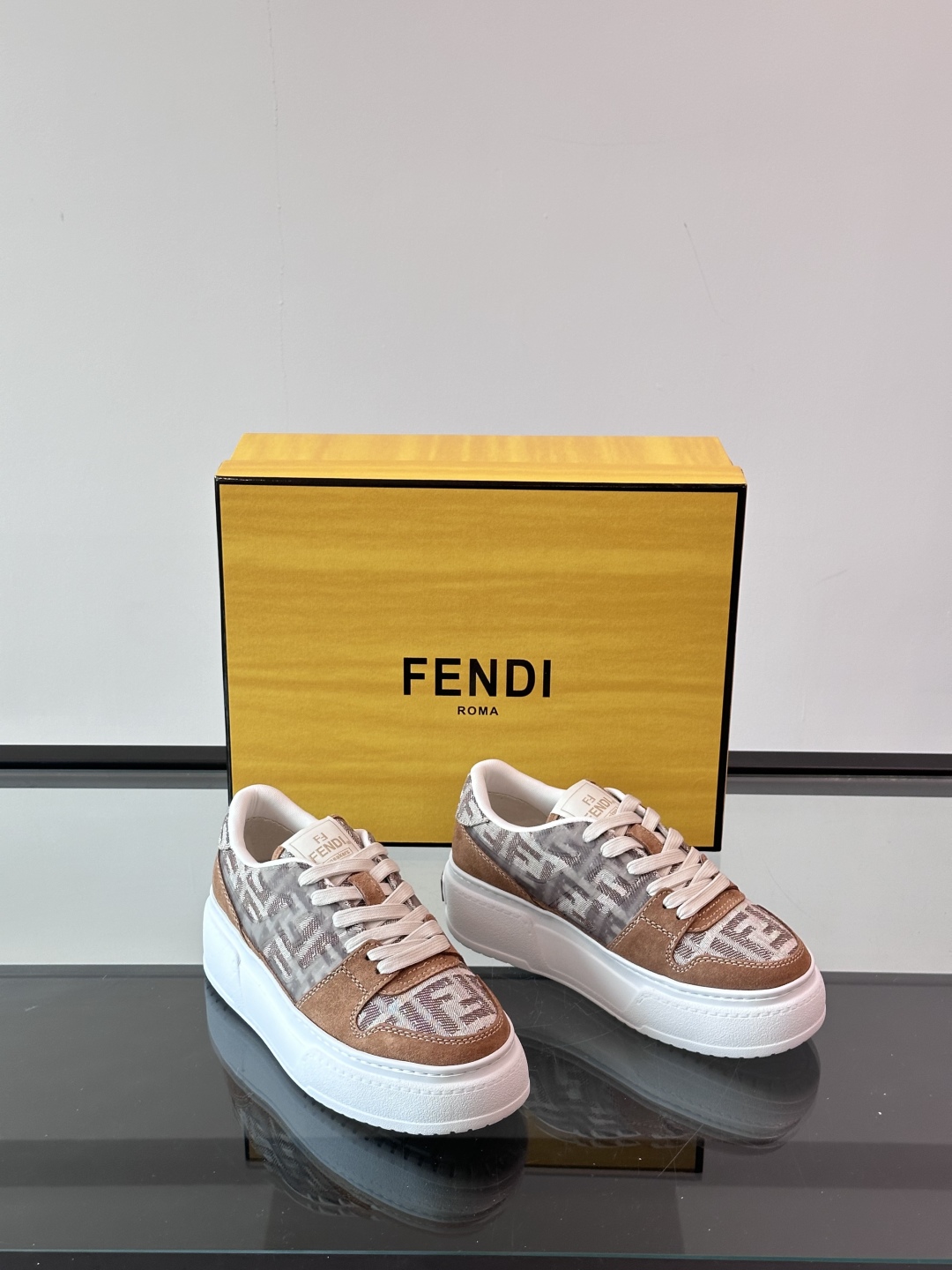 FEND*芬迪2025春夏新品系列。本鞋进口头层牛皮➕水洗牛仔鞋面。头层水染🐂羊皮内里鞋垫logo清晰可