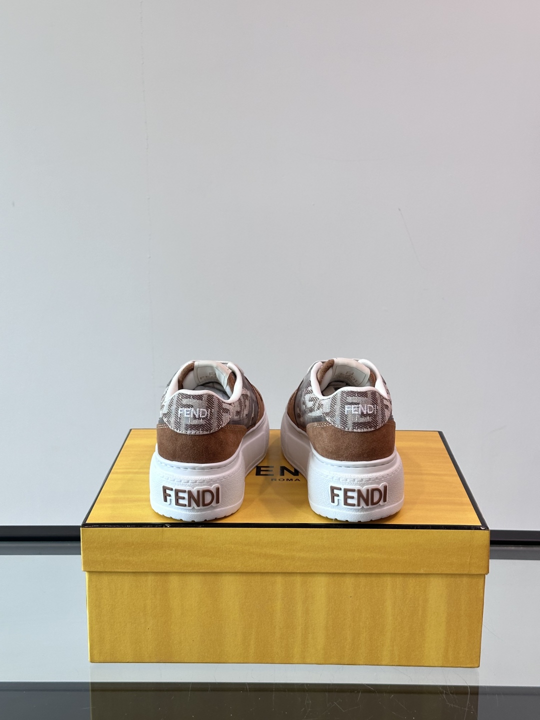 FEND*芬迪2025春夏新品系列。本鞋进口头层牛皮➕水洗牛仔鞋面。头层水染🐂羊皮内里鞋垫logo清晰可