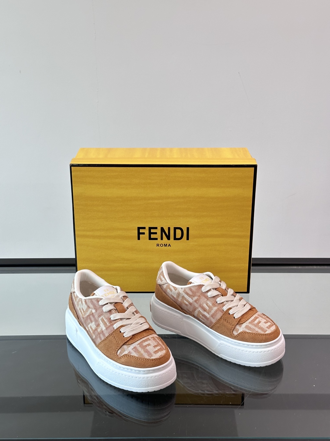 FEND*芬迪2025春夏新品系列。本鞋进口头层牛皮➕水洗牛仔鞋面。头层水染🐂羊皮内里鞋垫logo清晰可