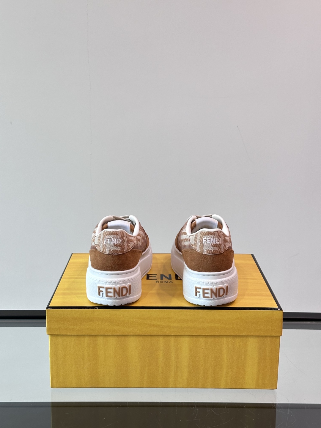 FEND*芬迪2025春夏新品系列。本鞋进口头层牛皮➕水洗牛仔鞋面。头层水染🐂羊皮内里鞋垫logo清晰可