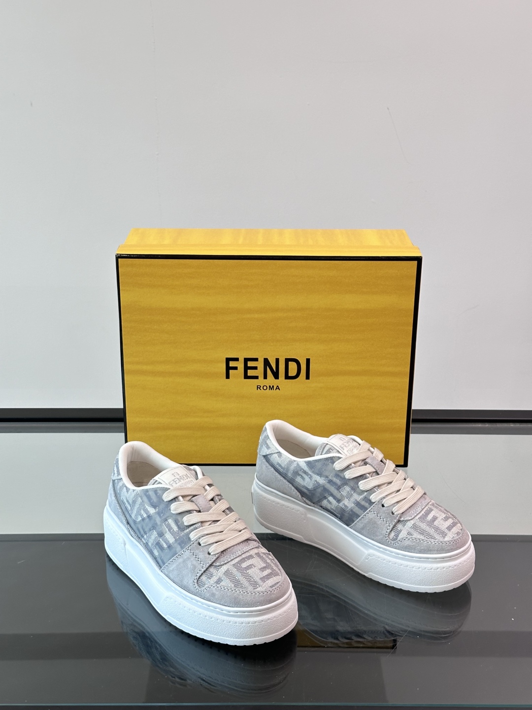FEND*芬迪2025春夏新品系列。本鞋进口头层牛皮➕水洗牛仔鞋面。头层水染🐂羊皮内里鞋垫logo清晰可