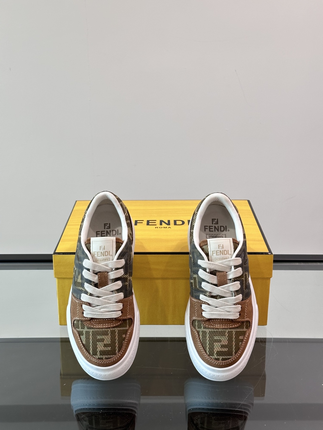 FEND*芬迪2025春夏新品系列。本鞋进口头层牛皮➕水洗牛仔鞋面。头层水染🐂羊皮内里鞋垫logo清晰可