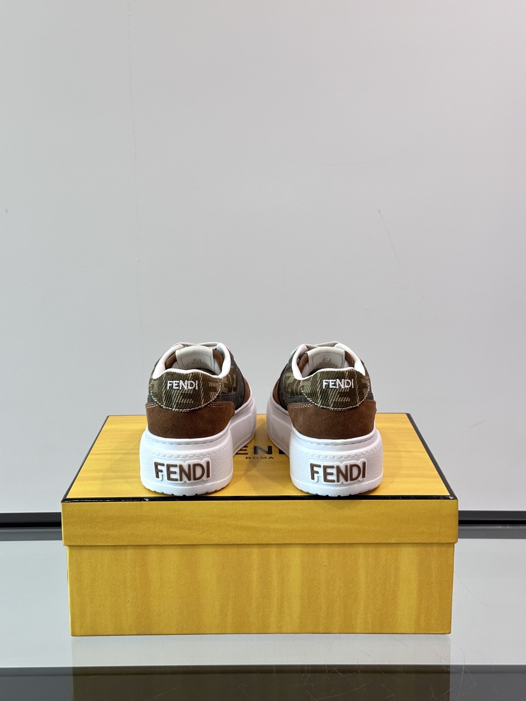 FEND*芬迪2025春夏新品系列。本鞋进口头层牛皮➕水洗牛仔鞋面。头层水染🐂羊皮内里鞋垫logo清晰可