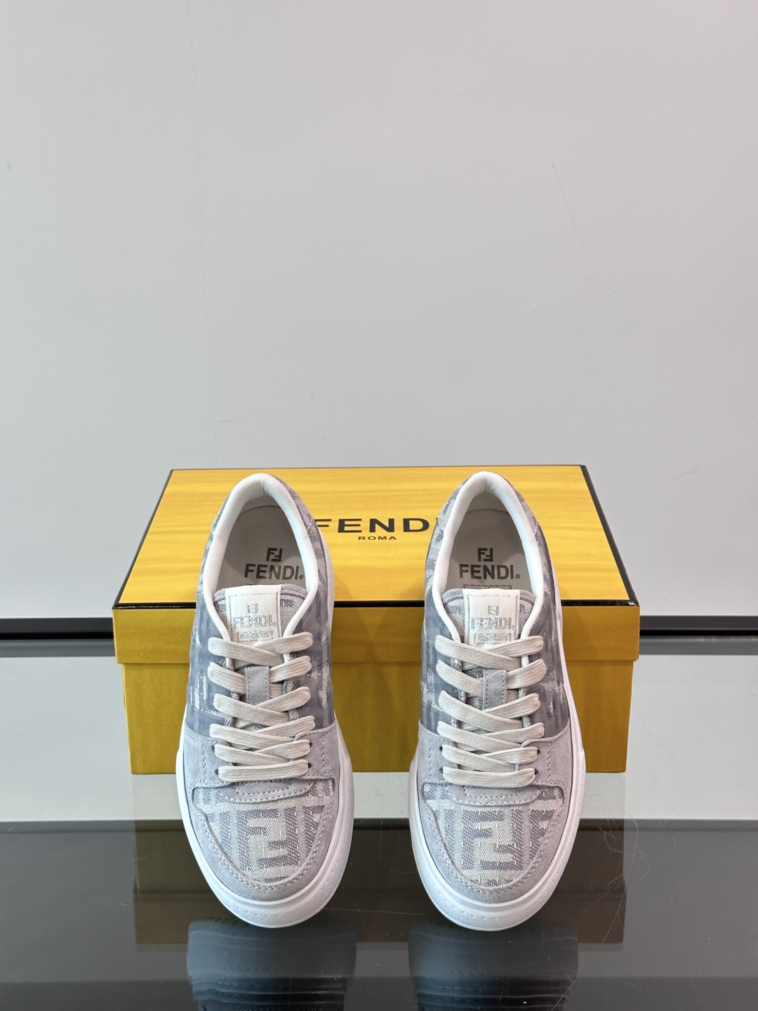 FEND*芬迪2025春夏新品系列。本鞋进口头层牛皮➕水洗牛仔鞋面。头层水染🐂羊皮内里鞋垫logo清晰可
