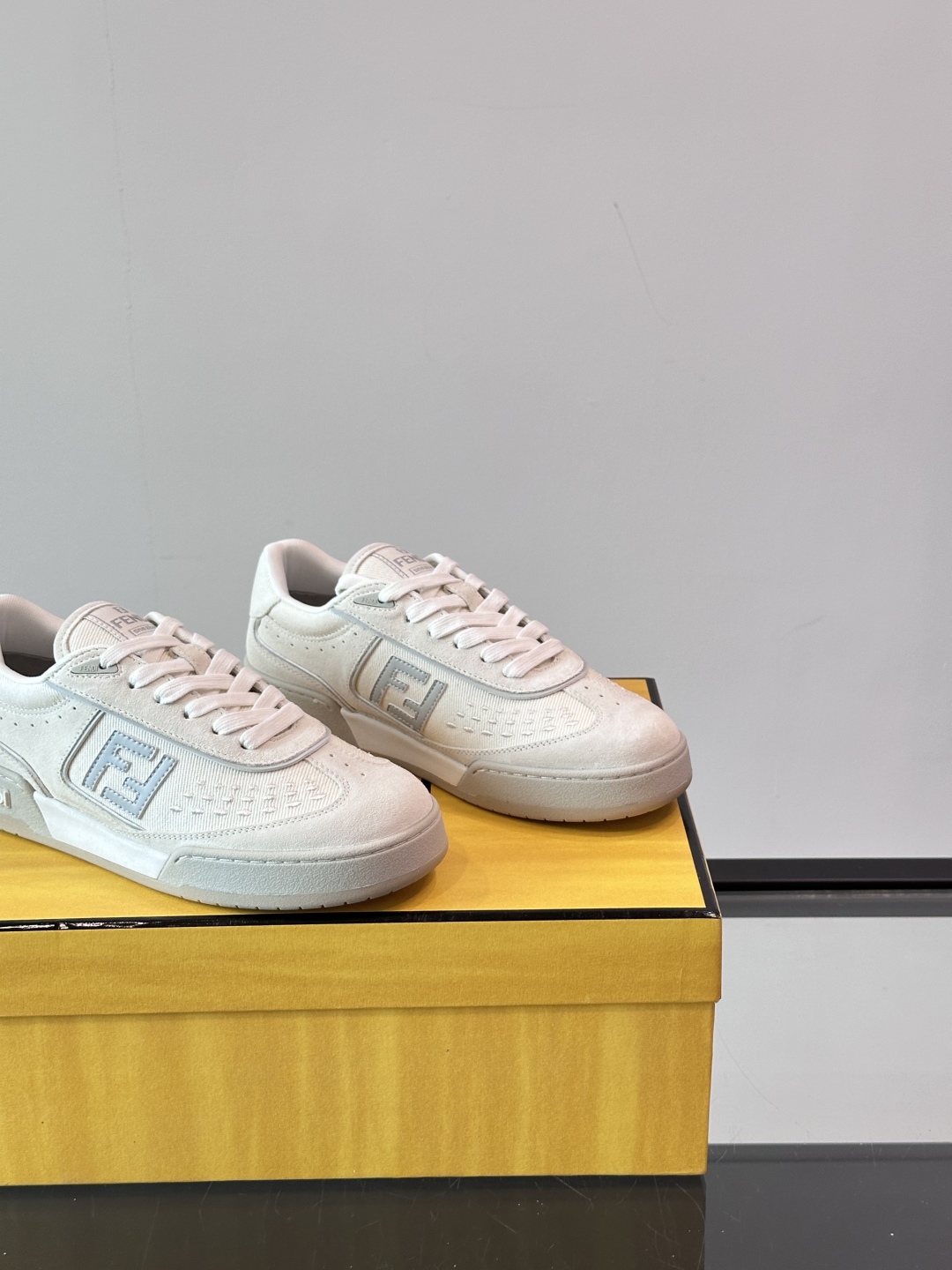 Fendi 芬迪2025新春爆款系列【情侣👫休闲运动鞋】  一比一复刻 设计师Kim Jones打造的首