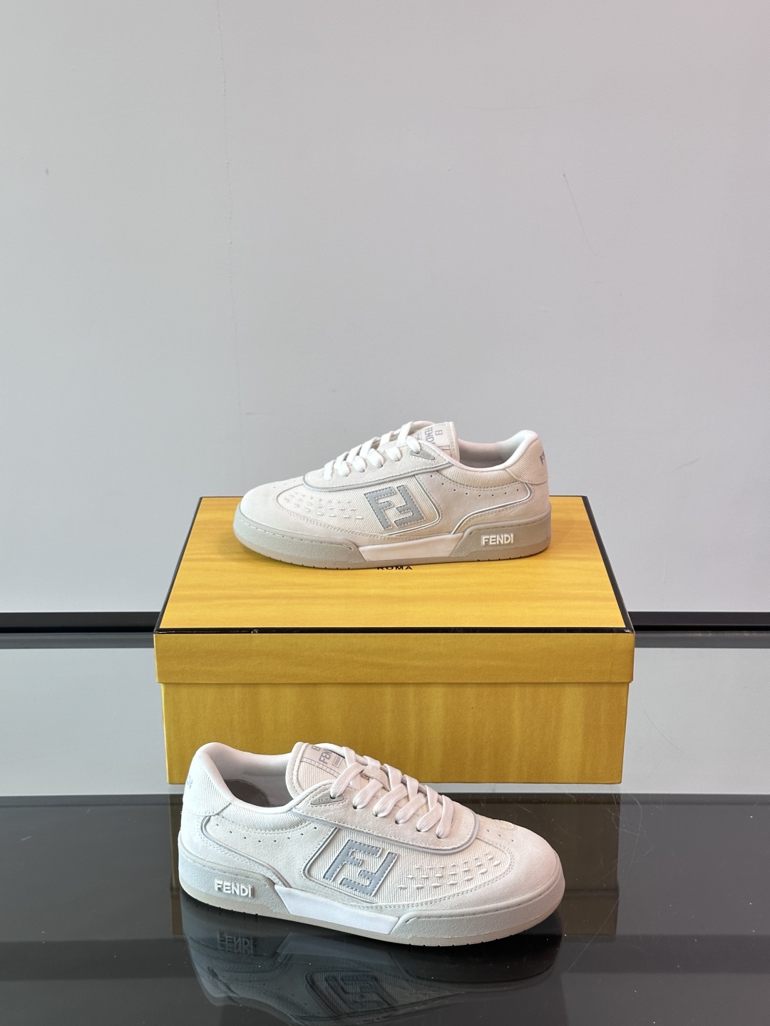 Fendi 芬迪2025新春爆款系列【情侣👫休闲运动鞋】  一比一复刻 设计师Kim Jones打造的首