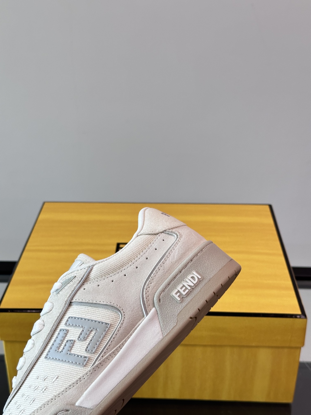 Fendi 芬迪2025新春爆款系列【情侣👫休闲运动鞋】  一比一复刻 设计师Kim Jones打造的首