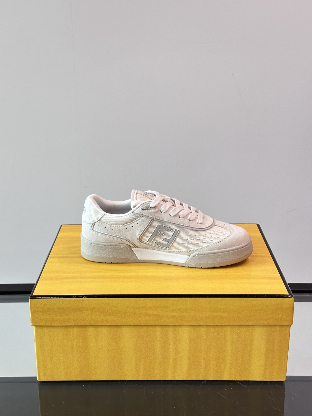 Fendi 芬迪2025新春爆款系列【情侣👫休闲运动鞋】  一比一复刻 设计师Kim Jones打造的首