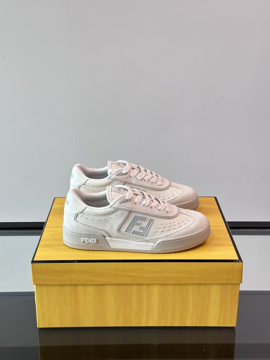 Fendi 芬迪2025新春爆款系列【情侣👫休闲运动鞋】  一比一复刻 设计师Kim Jones打造的首