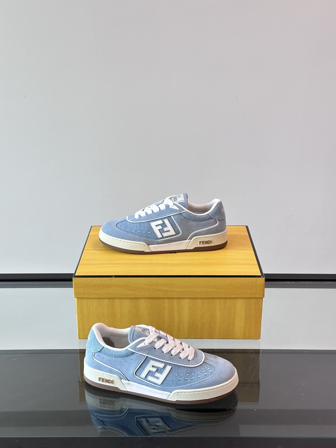 Fendi 芬迪2025新春爆款系列【情侣👫休闲运动鞋】  一比一复刻 设计师Kim Jones打造的首