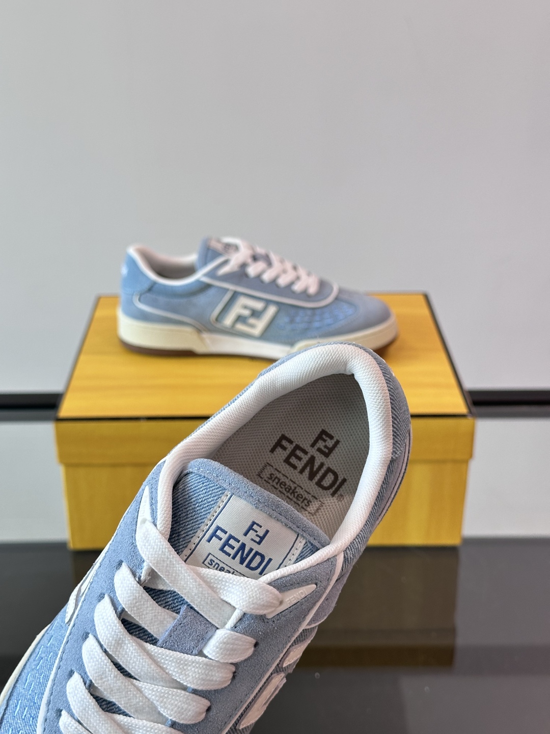 Fendi 芬迪2025新春爆款系列【情侣👫休闲运动鞋】  一比一复刻 设计师Kim Jones打造的首