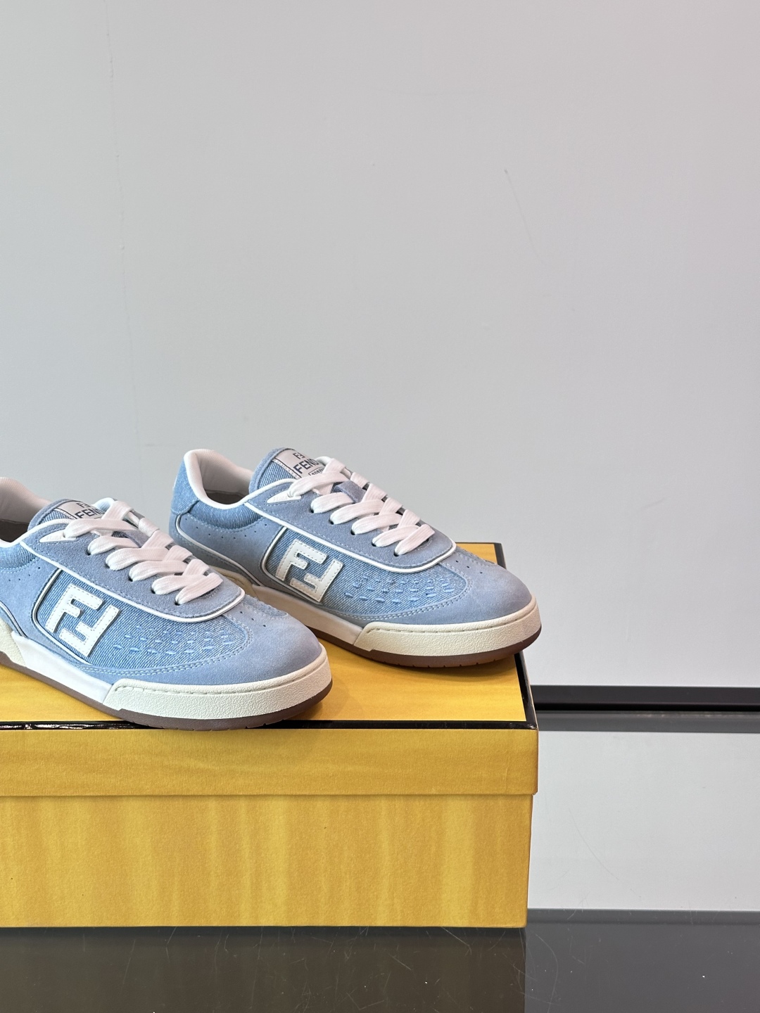 Fendi 芬迪2025新春爆款系列【情侣👫休闲运动鞋】  一比一复刻 设计师Kim Jones打造的首