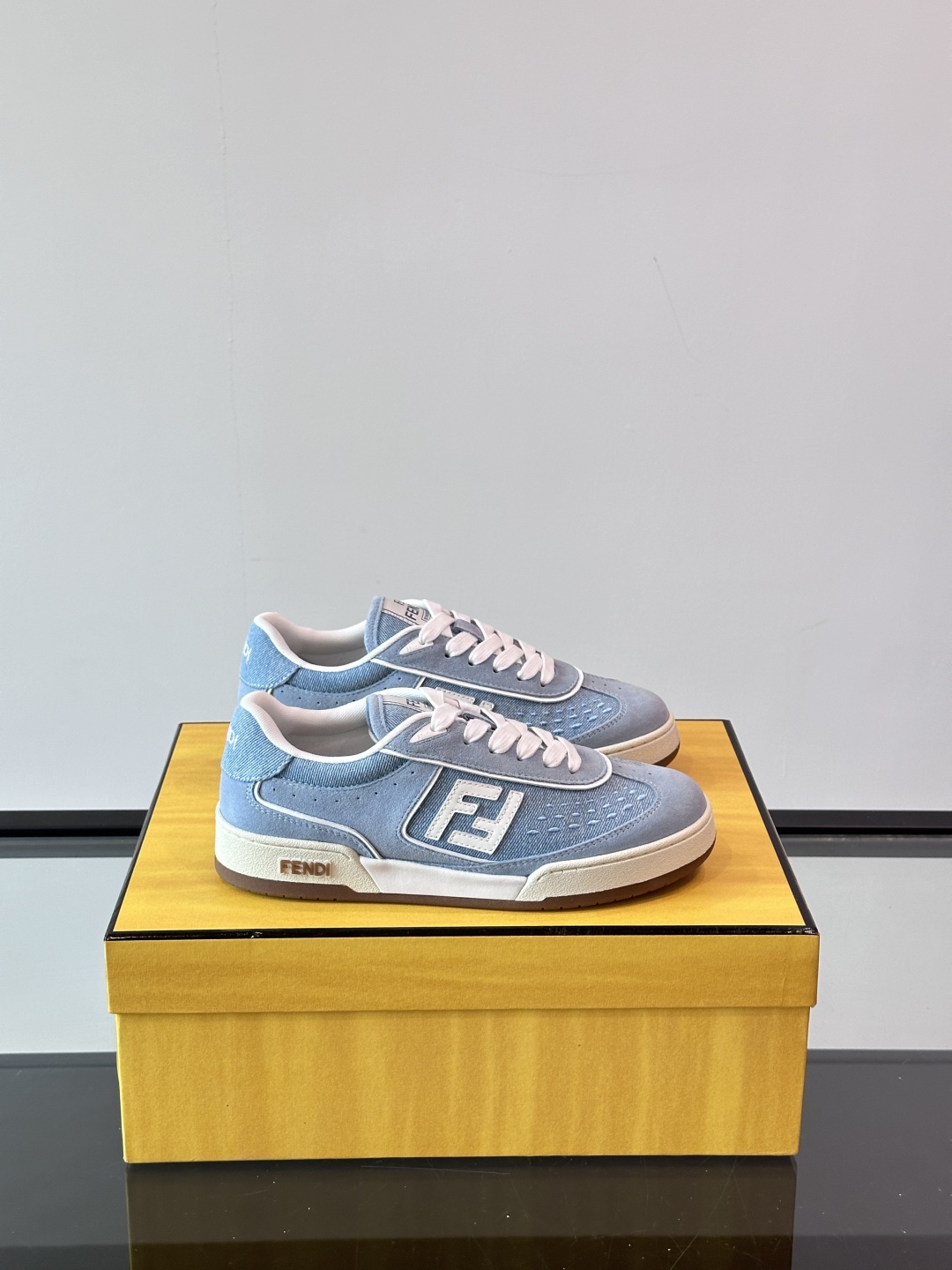 Fendi 芬迪2025新春爆款系列【情侣👫休闲运动鞋】  一比一复刻 设计师Kim Jones打造的首