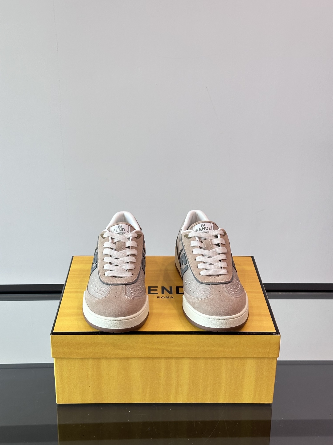 Fendi 芬迪2025新春爆款系列【情侣👫休闲运动鞋】  一比一复刻 设计师Kim Jones打造的首