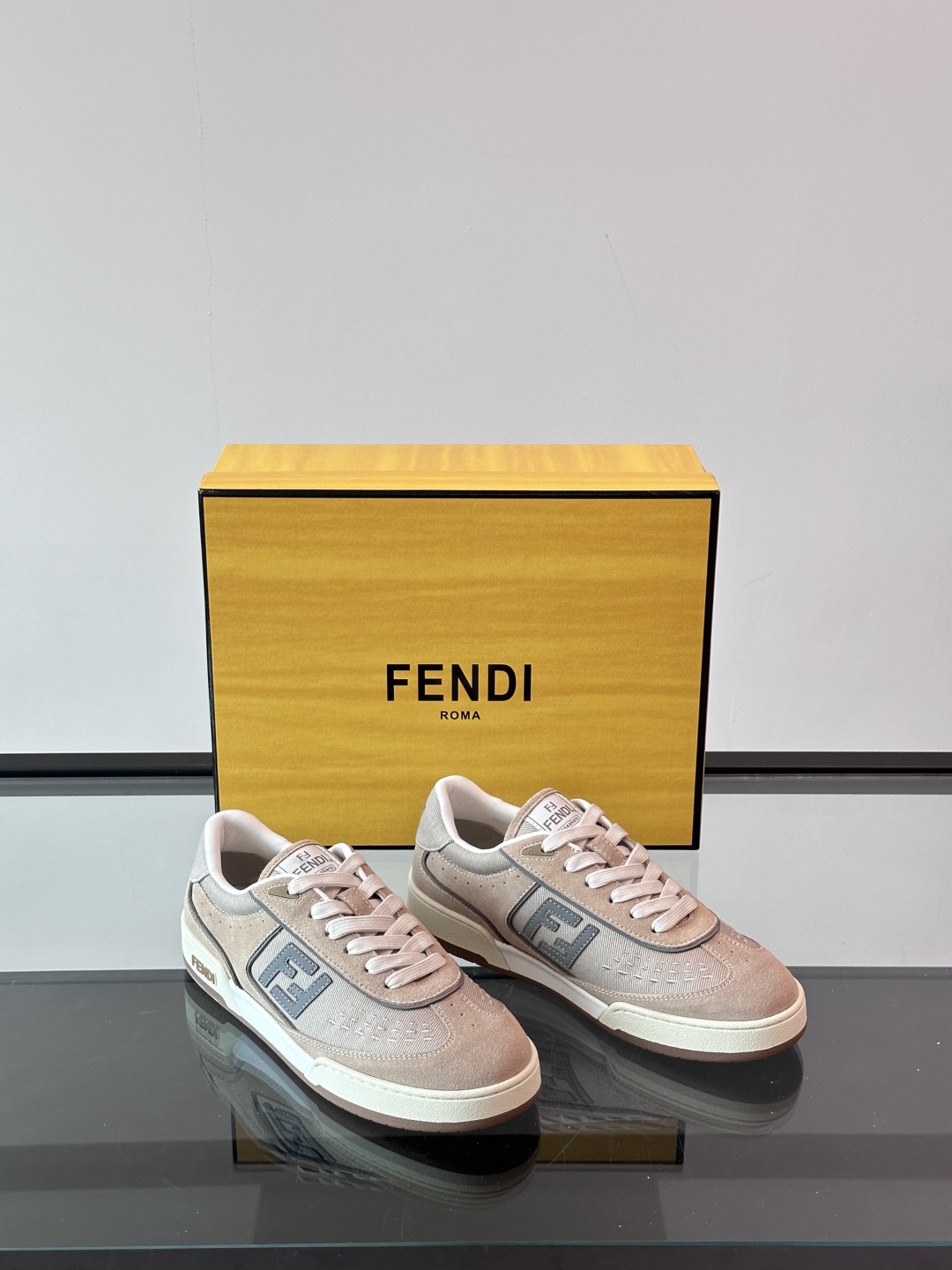 Fendi 芬迪2025新春爆款系列【情侣👫休闲运动鞋】  一比一复刻 设计师Kim Jones打造的首