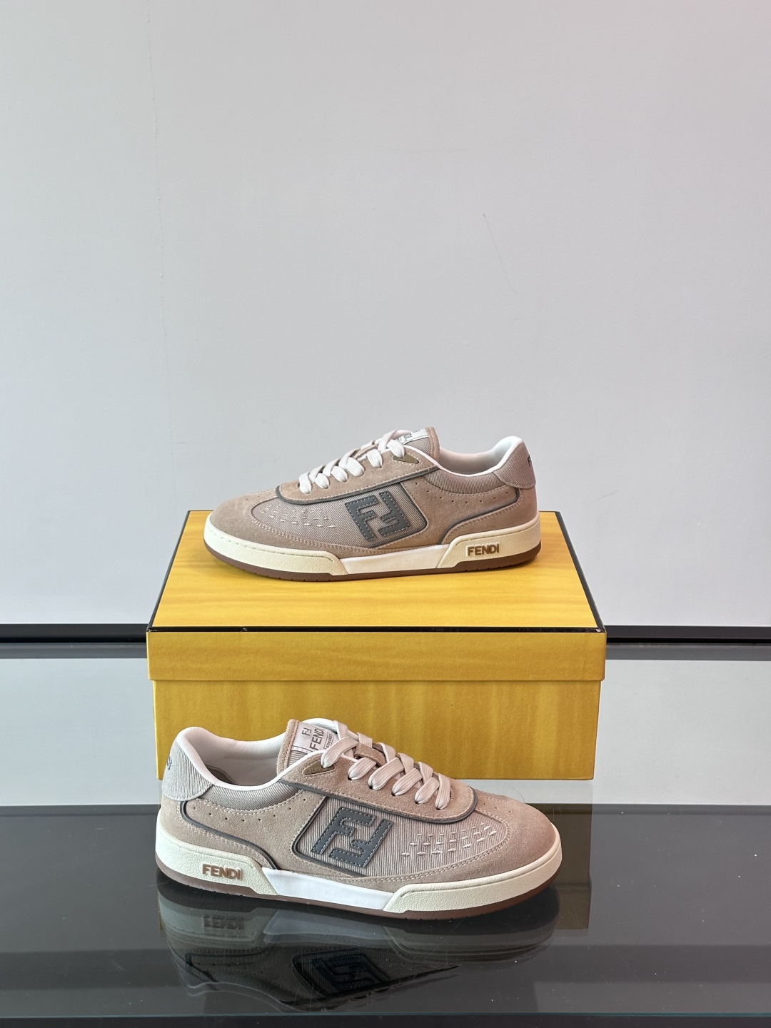 Fendi 芬迪2025新春爆款系列【情侣👫休闲运动鞋】  一比一复刻 设计师Kim Jones打造的首