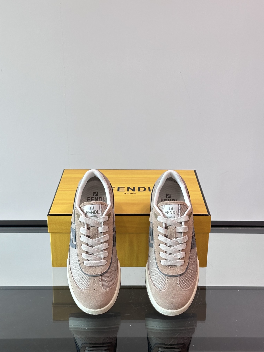 Fendi 芬迪2025新春爆款系列【情侣👫休闲运动鞋】  一比一复刻 设计师Kim Jones打造的首